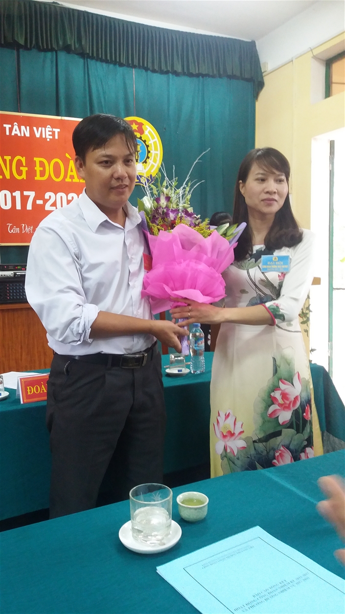 Đ.c Chủ tịch LĐ lao động huyện tặng hoa chúc mừng