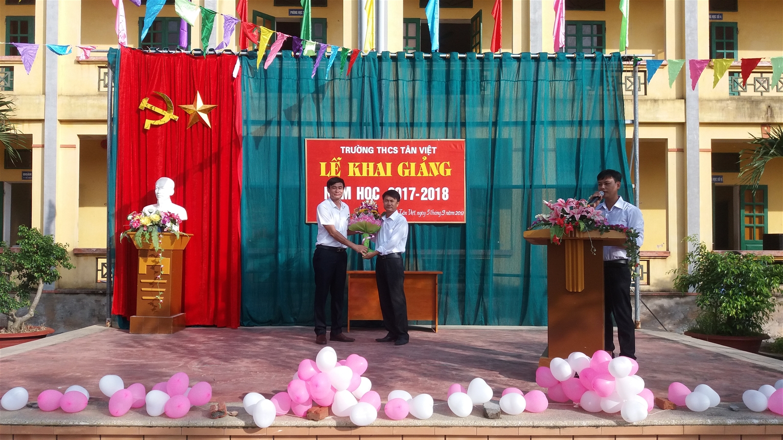 Đồng chí Vũ Việt Hùng-Chủ tịch UBND xã tặng hoa chúc mừng
