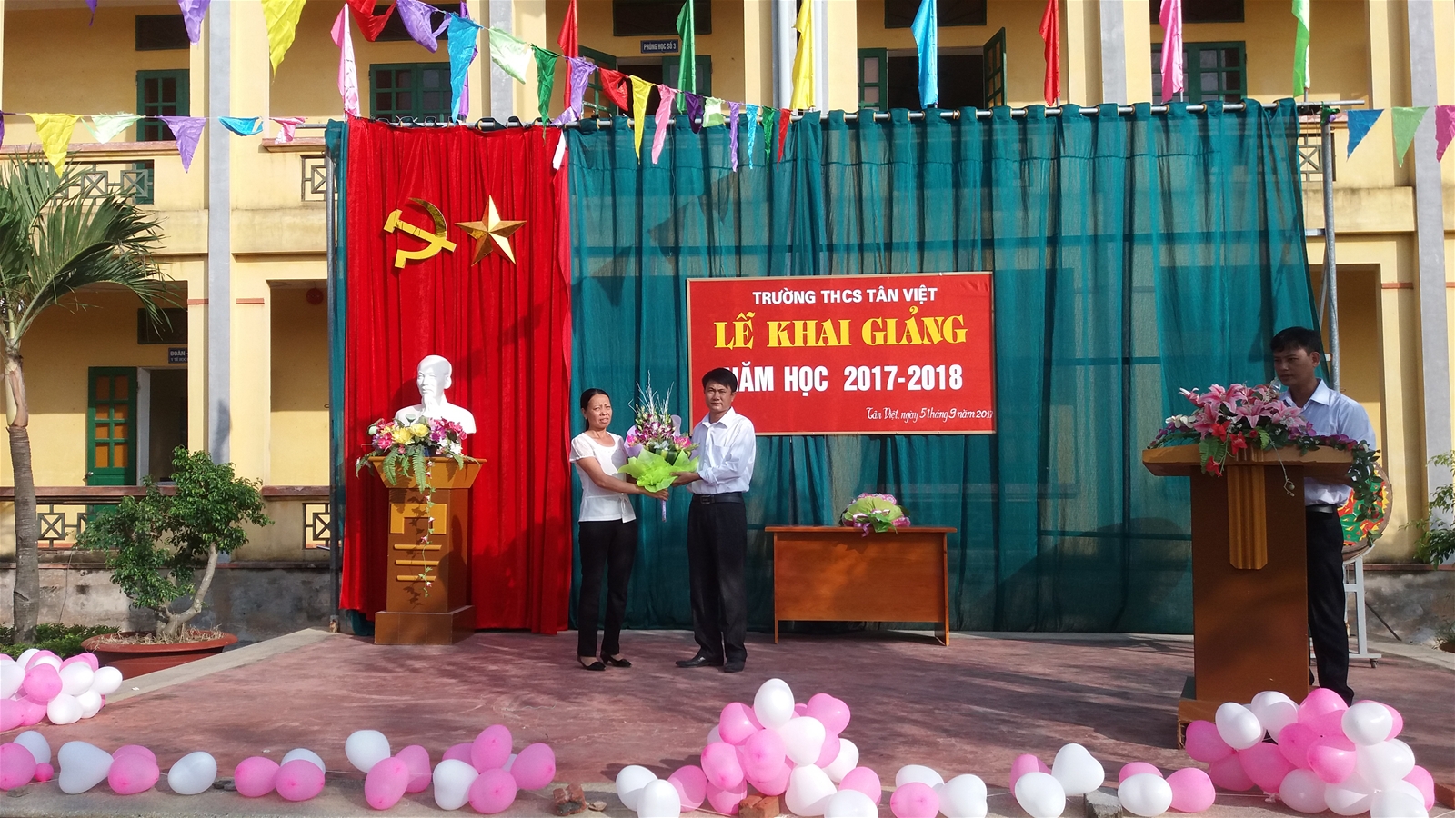 Bà Vũ Thị Việt đại diện hội CMHS tặng hoa chúc mừng