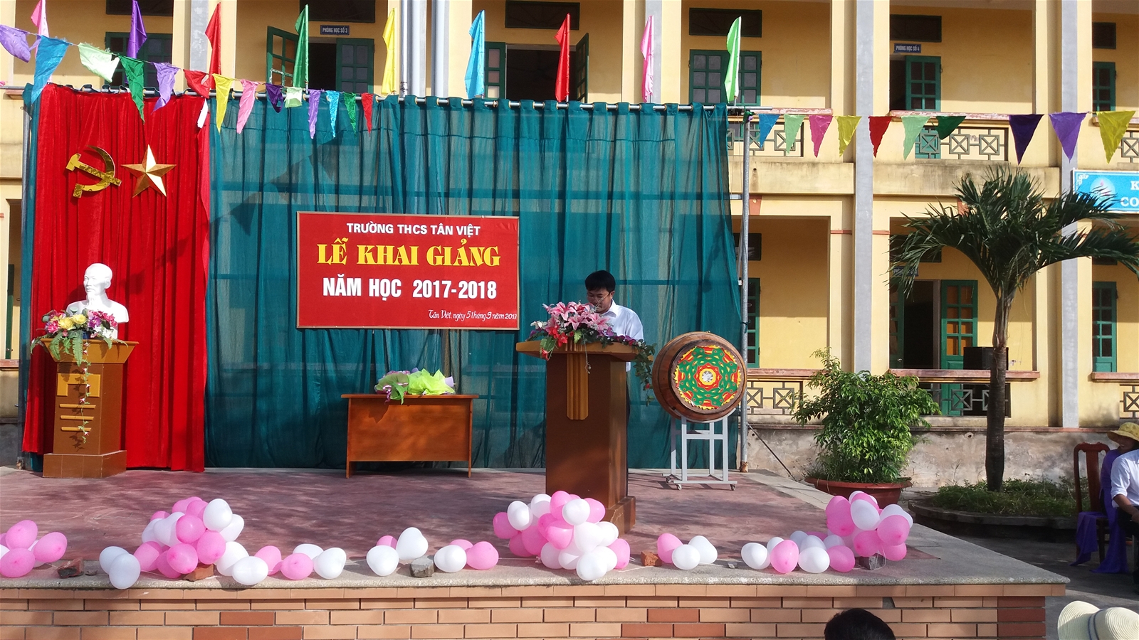 Thày Vũ Đình Quang - HT nhà trường đọc diễn văn khai giảng
